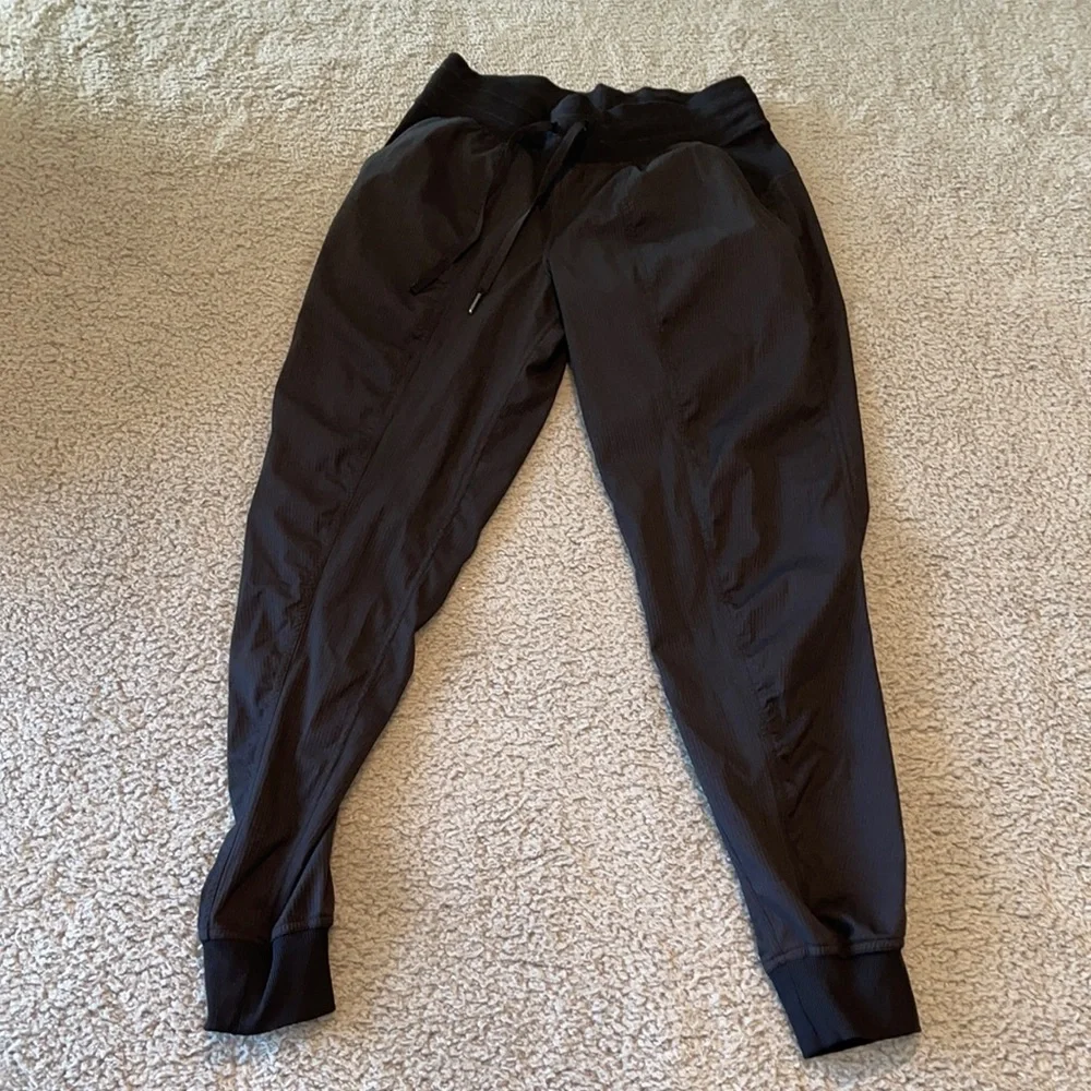 Lululemon Dance Studio Jogger  size 6
Black